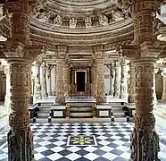 Les Temples de Dilwara (en) (mont Abu) sont réputés pour leurs beauté artistique.