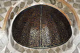 Mihrab de la Grande Mosquée de Kairouan couvert de rinceaux de vignes en dorure sur fond peint en bleu, IXe&nbsp;siècle.
