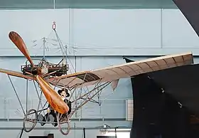 Avion Demoiselle à moteur flat-twin Darracq d'Alberto Santos-Dumont (1907).
