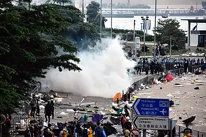 La police employa du gaz lacrymogène envers les manifestants vers 15&nbsp;h&nbsp;50.