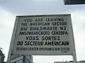 Panneau quadrilingue.
