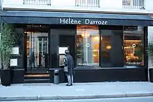 Photographie en couleurs, représentant la devanture d'un restaurant.