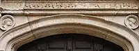 Devise en latin au-dessus de la porte de la tour : VIVITUR INGENIO CETERA MORTIS ERUNT ("On vit par l'esprit, tout le reste appartient à la mort")