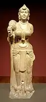 Le Didarganj Yakshi représentant le dhoti wrap, vers 300 av. J.-C.