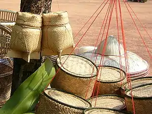 Différents kratip khao (khao signifiant riz), vus au Wat Kham Chanot (en), province d'Udon Thani