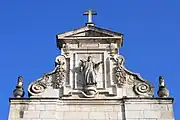 Le haut de la façade avec une statue du Christ.