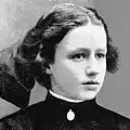 1912. Dina élève au couvent de Bellevue à Québec.