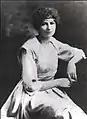 1917. Dina avant un concert à New-York.
