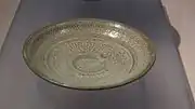 Plat. Décor estampé, barbotine blanche sur grès à glaçure transparente. Céramique de type buncheong, D. 16,5 cm. XVe&nbsp;siècle. British Museum.