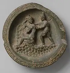 Apollon et Daphné. Schiste, D. 10,6&nbsp;cm, H. 0,4&nbsp;cm. MET