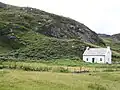 Maison blanche traditionnelle au bord de Doagh Bay.