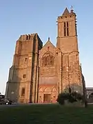 Vue de la façade occidentale et des deux tours inachevées.
