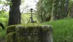 Mesure de la longueur totale du dolmen de Kerlescan, 42,30 m ± 0,04, largeur 7,46 m ± 0,02