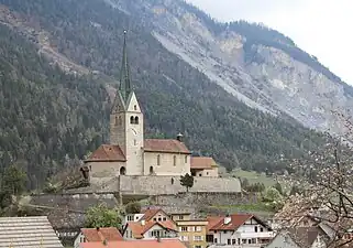 La Tuma Turera avec l'église catholique romaine Saint-Jean-Baptiste à son sommet.