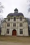Le pavillon central des écuries, servant de manège, dont l'aile fut démolie vers 1900.