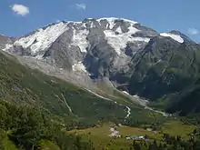 Les dômes avec les chalets de Miage au premier plan.