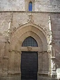 La porte originale de style gothique.