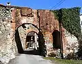 Dorzano (Biella),entrée du ricetto, porte du XVe siècle