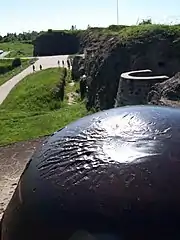 Trace d'un impact d'obus sur un observatoire fixe (dans le reflet du soleil).
