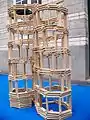 Une seule tour de Babel pincée, donnant deux « immeubles jumeaux », réalisée par 3 enfants de 7 et 8 ans en Atelier Bleu (Paris).