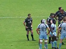 Un groupe de joueurs sur le terrain
