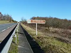 La RN 21 franchit le 45e&nbsp;parallèle nord à Douville.