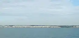 photo panoramique : falaises barrant l'horizon au loin