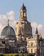 Le dôme en pierre de la Frauenkirche, avec en premier plan le dôme en verre de l'École supérieure des beaux-arts de Dresde.