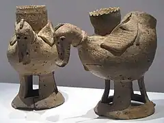 Vases en forme de canard, leurs pattes faisant office de pied ajouré. Grès, Ve ou VIe&nbsp;siècle. Musée national de Corée