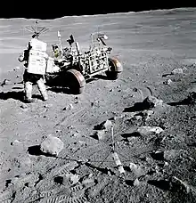 Charles M. Duke Jr., pilote du module lunaire Orion, debout à côté du rover