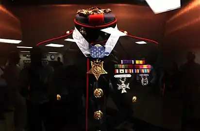 L'uniforme de Dunham exposé à bord de l'USS Jason Dunham (en)