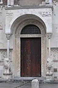 Portail central roman de la cathédrale de Modène, Italie, XIIe siècle.