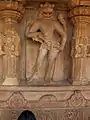 Narasimha, troisième niche face Sud en partant du porche, face externe du mur entourant le déambulatoire. Cette position correspond symétriquement sur la face Sud à celle de Varaha, sur la face Nord
