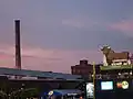 Panorama du stade, avec la cheminée Lucky Strike en arrière-plan.