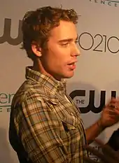 Dustin Milligan interprète Ethan Ward