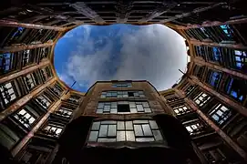 La cour intérieure.