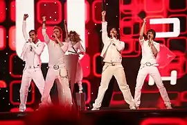 D'NASH chantant "I Love You Mi Vida" pour l'Espagne