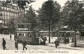 Au tout début du XXe siècle, alors qu'elle était desservie par les tramways de la CGO. On y distingue bien l'édicule Guimard de l'entrée de la station du métro.