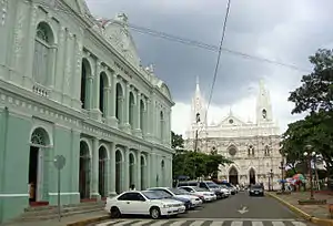 Le théâtre et la cathédrale