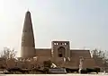 Minaret du sultan Emin Khoja, 1777, et mosquée ouïghoure. Décor de brique. Minaret : h. 44&nbsp;m, d. 10&nbsp;m. Le plus haut minaret de Chine. Tourfan.