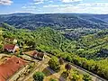 La chapelle au-dessus de la vallée de la Loue.