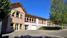 vue en couleurs d'un bâtiment scolaire.