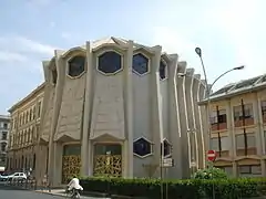 Vue de l'entrée de la synagogue