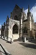 L'église de la Trinité, côté place Guillaume-le-Conquérant.