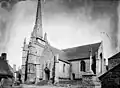 L'église paroissiale Saint-Pierre-et-Saint-Paul en 1927 : côté sud.
