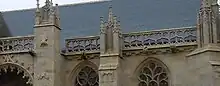 Gros plan sur la balustrade, à la base du toit.