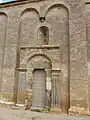 Le portail latéral de l'église.