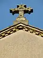Croix sculptéeau sommet