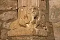 Base de colonne: arrière-train de lion et tête de vieillard.
