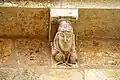 Homme tenu par des lianes